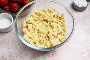 Простой пирог с клубникой