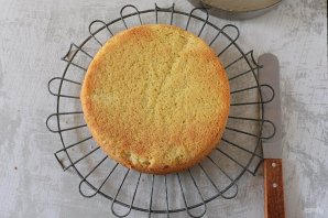 Сметанный торт с клубникой