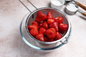 Простой пирог с клубникой