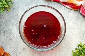 Холодный борщ с курицей и маринованной свеклой