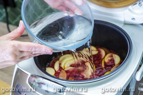Компот из красной смородины с яблоками в мультиварке