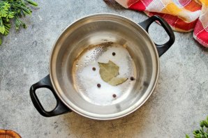 Холодный борщ с курицей и маринованной свеклой