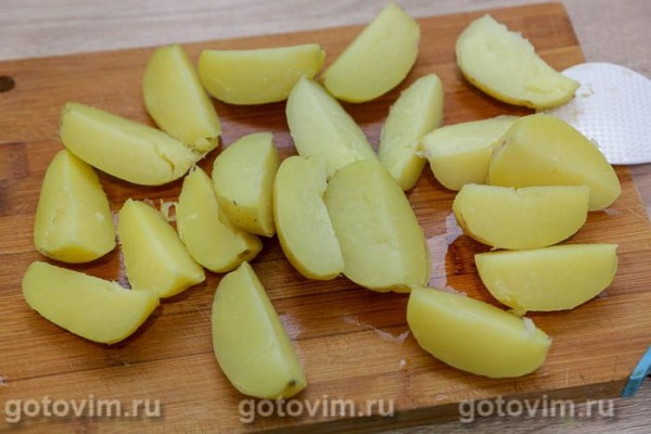Молодой картофель, жаренный дольками с лисичками в мультиварке