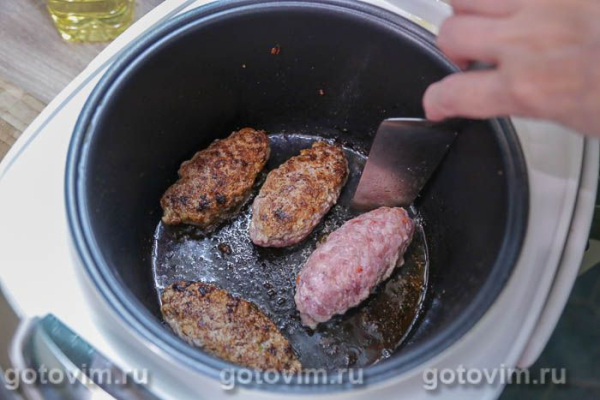 Мясные зразы с яйцом, луком и зеленью в мультиварке