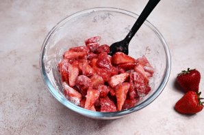 Простой пирог с клубникой