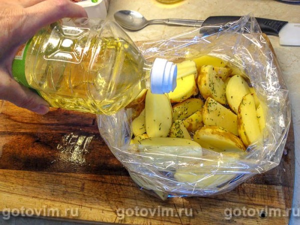Молодой картофель с мясом в рукаве для запекания