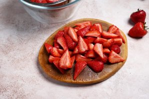Простой пирог с клубникой