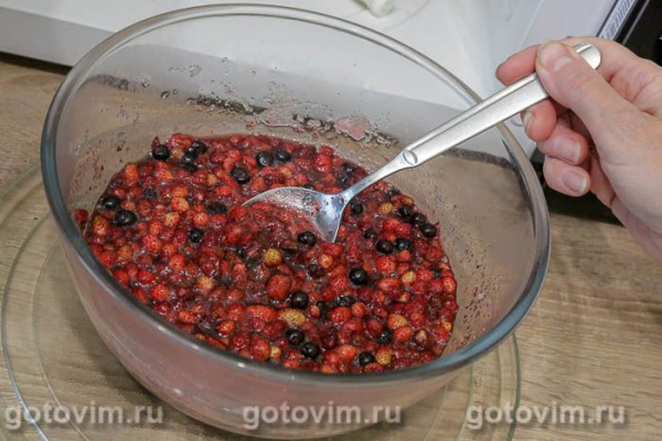 Земляничное варенье с черникой в микроволновке
