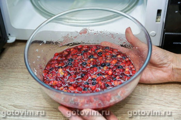 Земляничное варенье с черникой в микроволновке