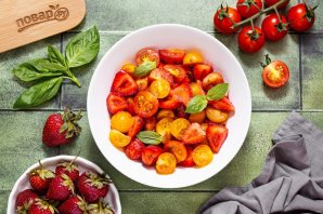 Салат с клубникой и помидорами