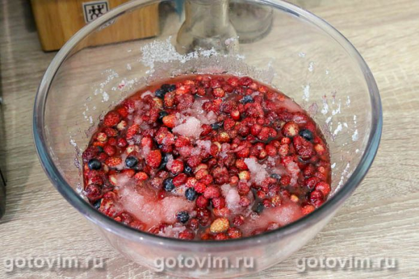 Земляничное варенье с черникой в микроволновке