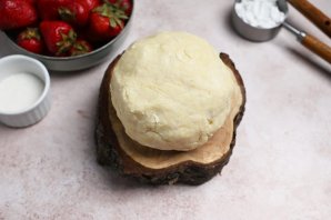 Простой пирог с клубникой