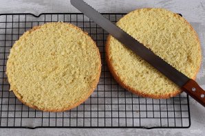 Сметанный торт с клубникой