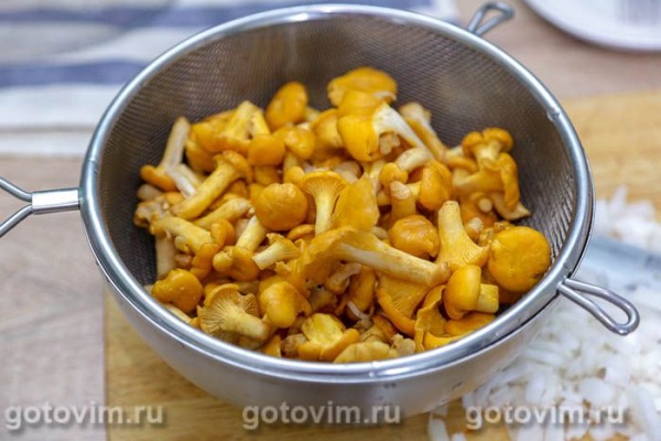 Рулька с жареными лисичками в мультиварке