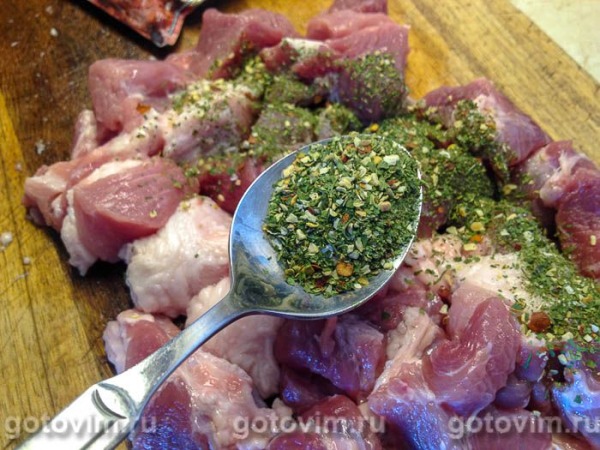 Молодой картофель с мясом в рукаве для запекания