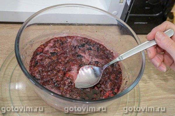 Земляничное варенье с черникой в микроволновке