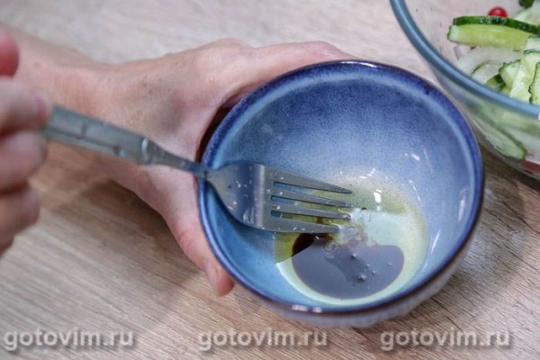 Салат из свежих огурцов с красной смородиной