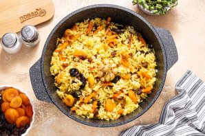 Постный плов с сухофруктами