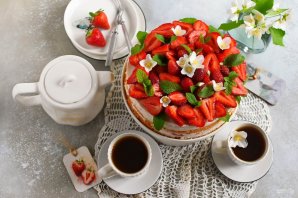 Сметанный торт с клубникой