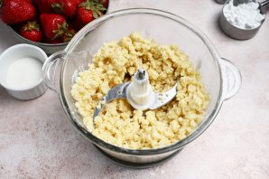 Простой пирог с клубникой