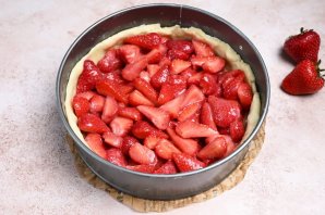 Простой пирог с клубникой