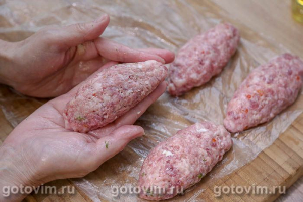 Мясные зразы с яйцом, луком и зеленью в мультиварке