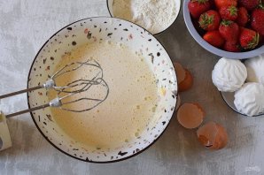 Сметанный торт с клубникой
