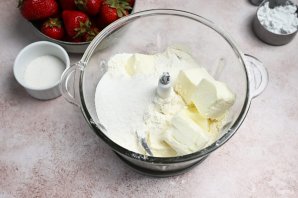 Простой пирог с клубникой