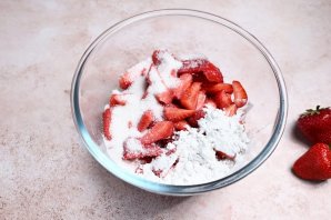 Простой пирог с клубникой