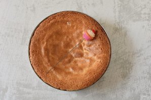 Сметанный торт с клубникой