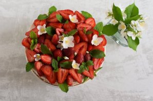 Сметанный торт с клубникой