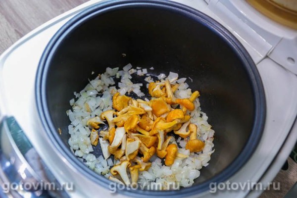 Молодой картофель, жаренный дольками с лисичками в мультиварке