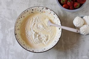 Сметанный торт с клубникой