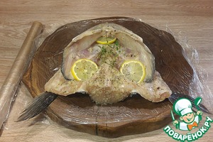 Щучья голова с чесноком в духовке