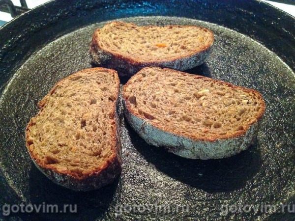Брускетта с запечённым перцем, помидорами и сыром страчателла