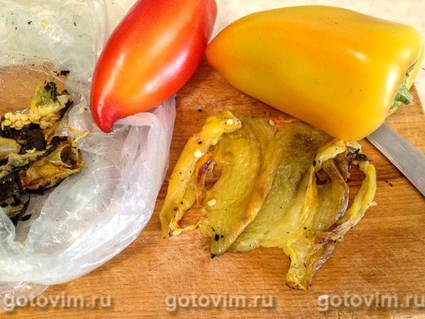 Брускетта с запечённым перцем, помидорами и сыром страчателла