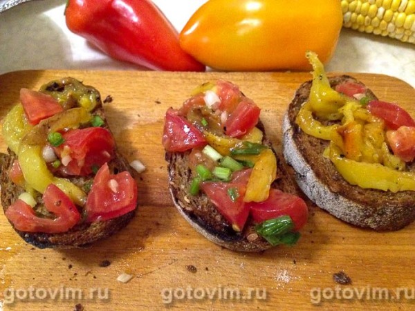 Брускетта с запечённым перцем, помидорами и сыром страчателла