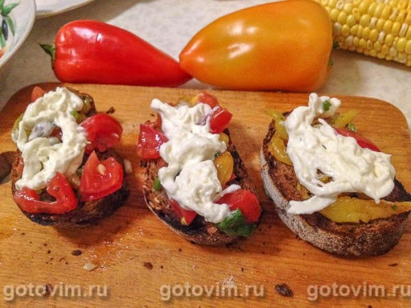 Брускетта с запечённым перцем, помидорами и сыром страчателла