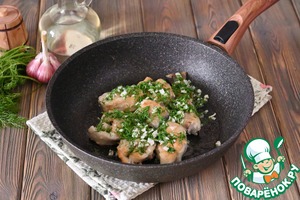 Жареный минтай с укропом и чесноком